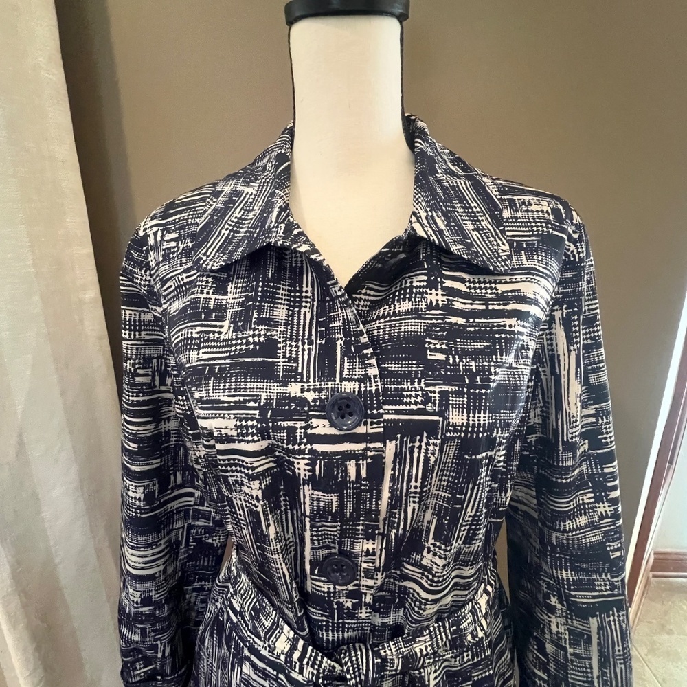 Coldwater Creek Women's Abstract trench raincoat, Blue & Cream, Size Medium - Picture 2 of 14